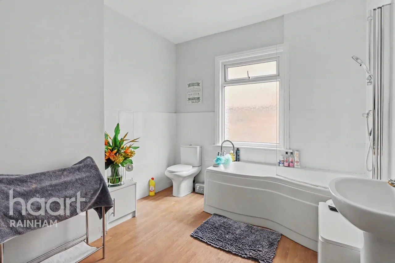 Upminster Road North, Rainham, RM13, photo 10