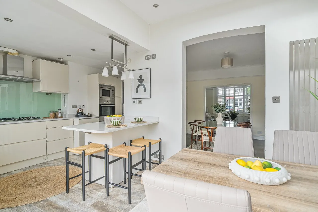 Camberley Avenue, Raynes Park, London, SW20, photo 2