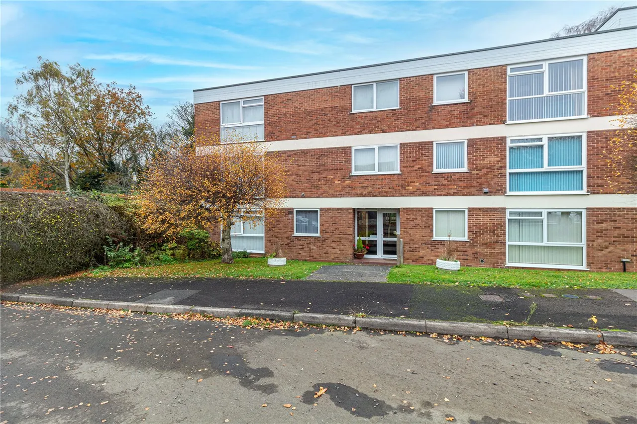 2 bed flat for sale — Woodend Close Webheath, Redditch, Worcestershire, B97 4LY