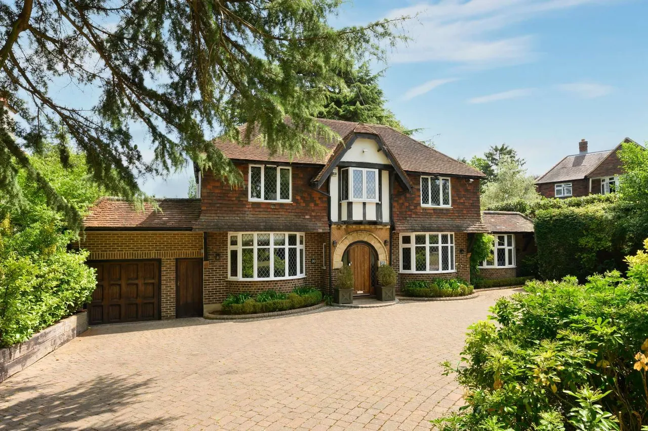 4 bed house for sale — The Green, Epsom, Surrey, KT17 3JN