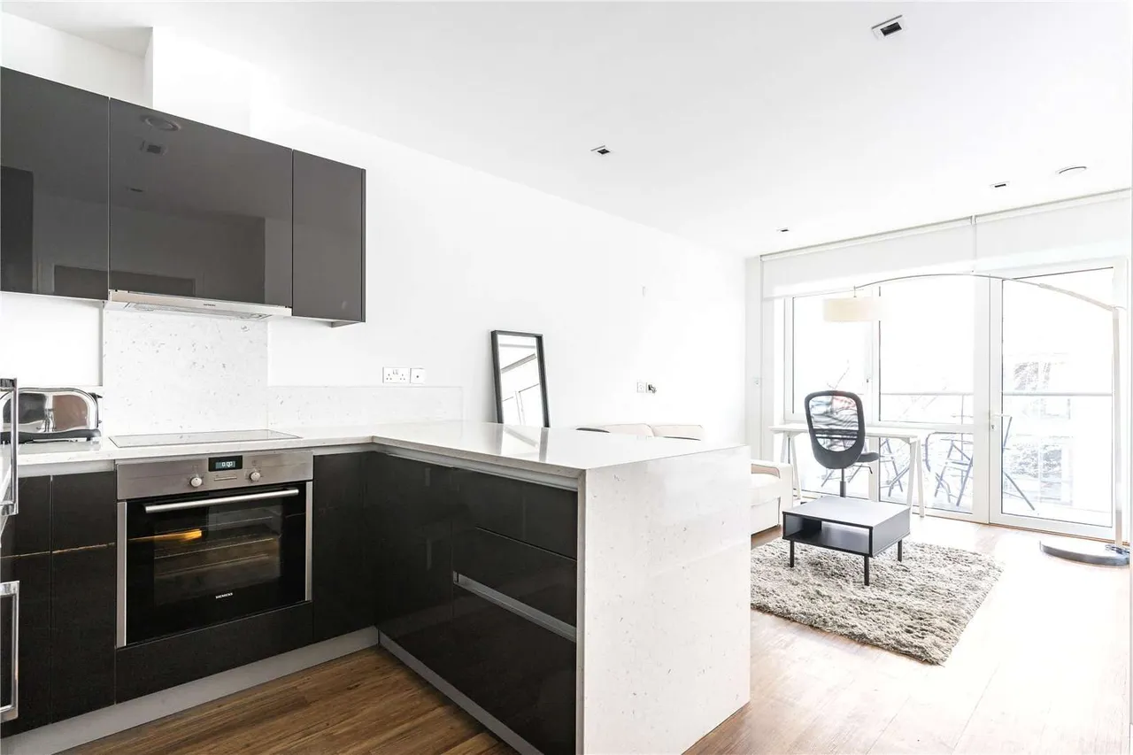 Longfield Avenue, London, W5 2BE, photo 2