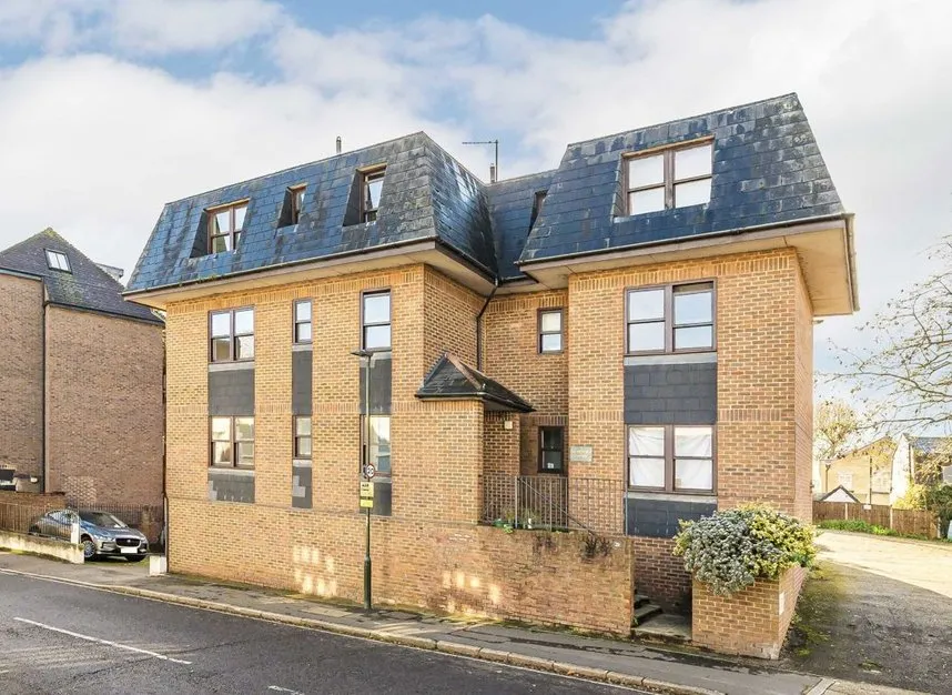 2 bed flat to rent — Station Road, Hampton, TW12