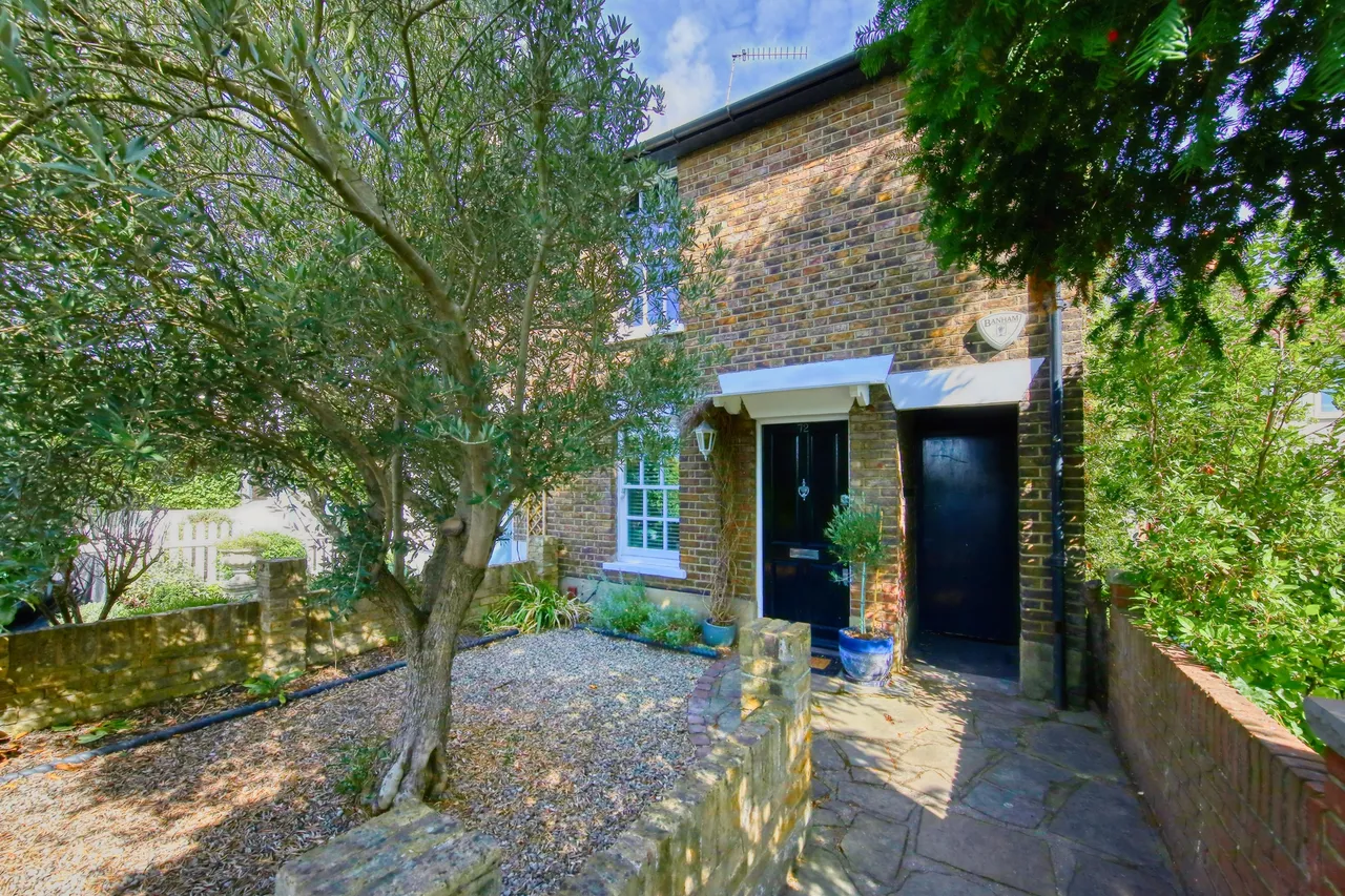 2 bed house for sale — Park Road, Hampton Wick, KT1 4AY