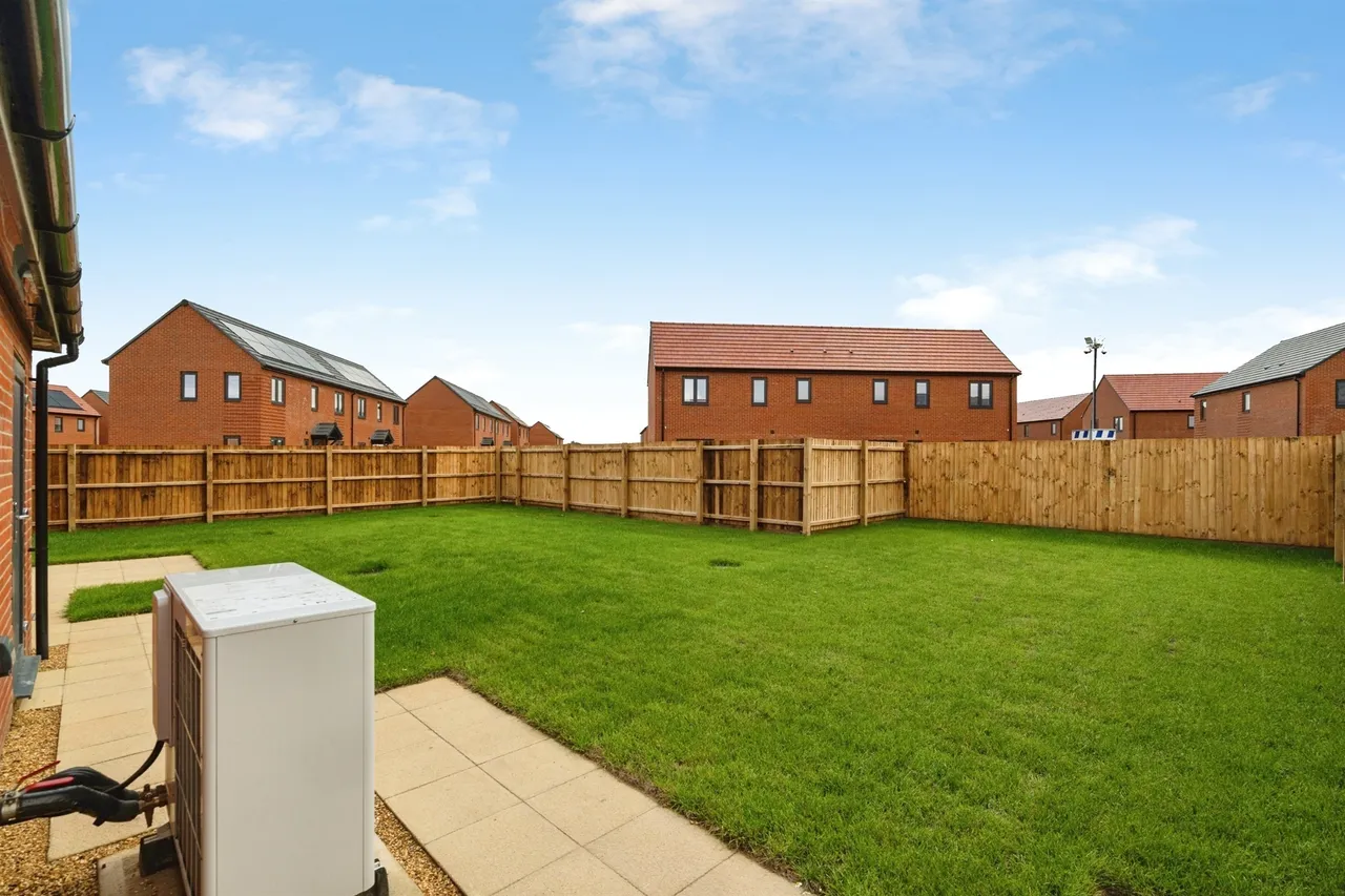 Wainscott Drive, Bradwell, NR31, photo 3