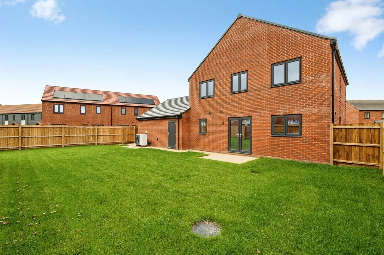 Wainscott Drive, Bradwell, NR31, photo 26