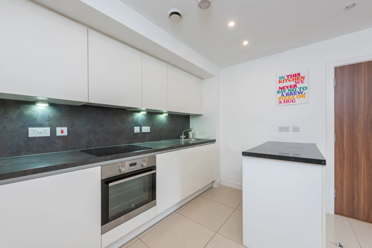 4 Crested Court, 3 Shearwater Drive, London, photo 2