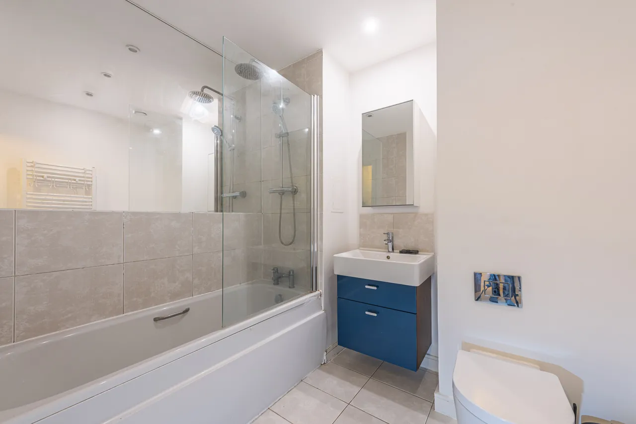 4 Crested Court, 3 Shearwater Drive, London, photo 4