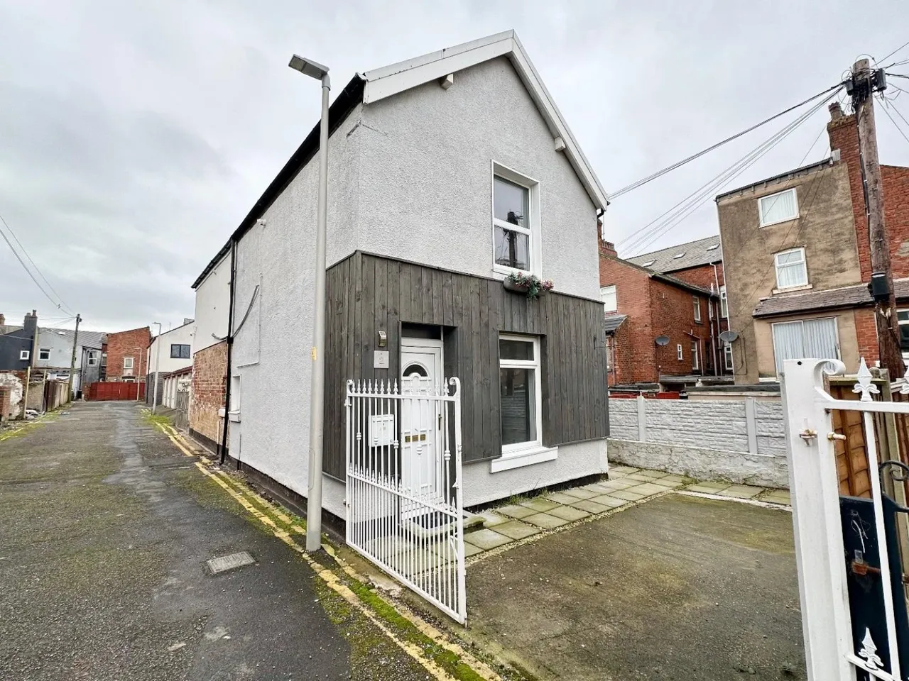 2 bed house to rent — Back Clarendon Road, Blackpool