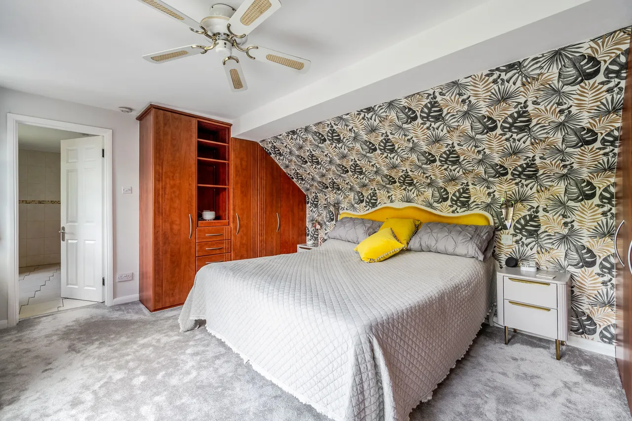 The Crescent, SHEPPERTON, TW17, photo 10