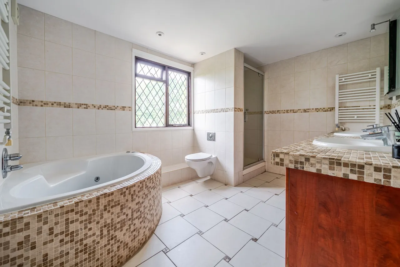 The Crescent, SHEPPERTON, TW17, photo 9