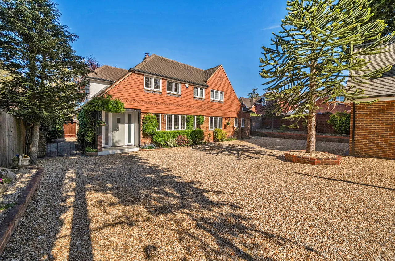 4 bed house for sale, Reading Road South, Fleet, GU52