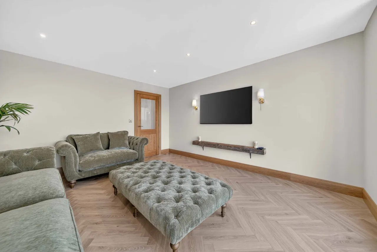 Gildersome Lane, Gildersome, LS27, photo 11