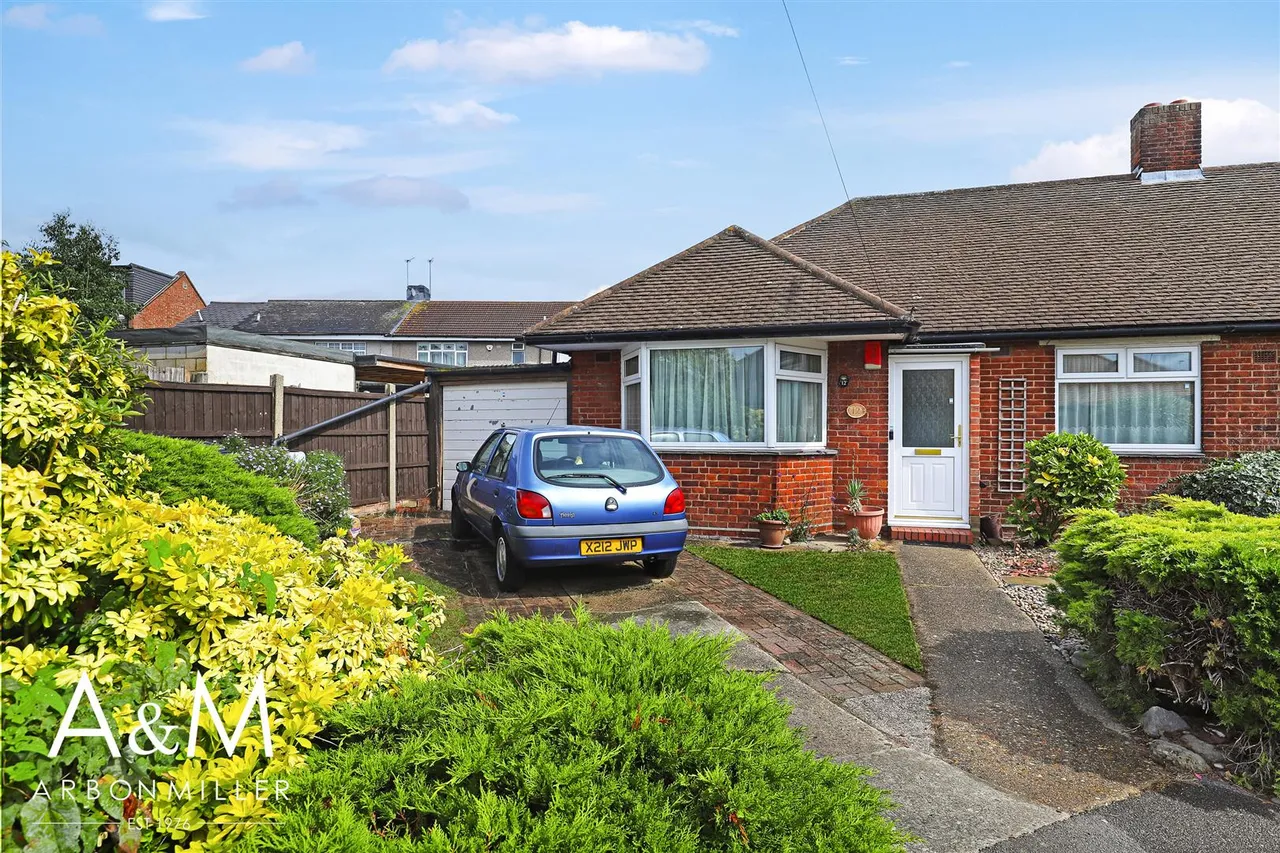 2 bed property for sale — Meriden Close, Barkingside, Essex, Ilford, IG62HX