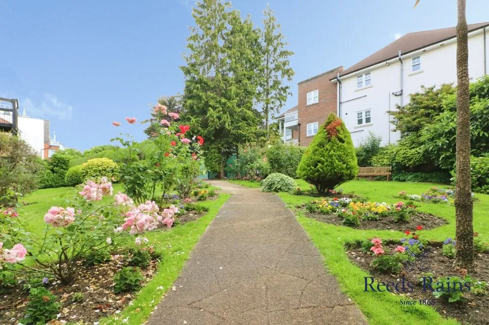 Regents Park Road, London, N3, photo 6