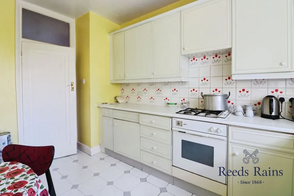 Regents Park Road, London, N3, photo 12