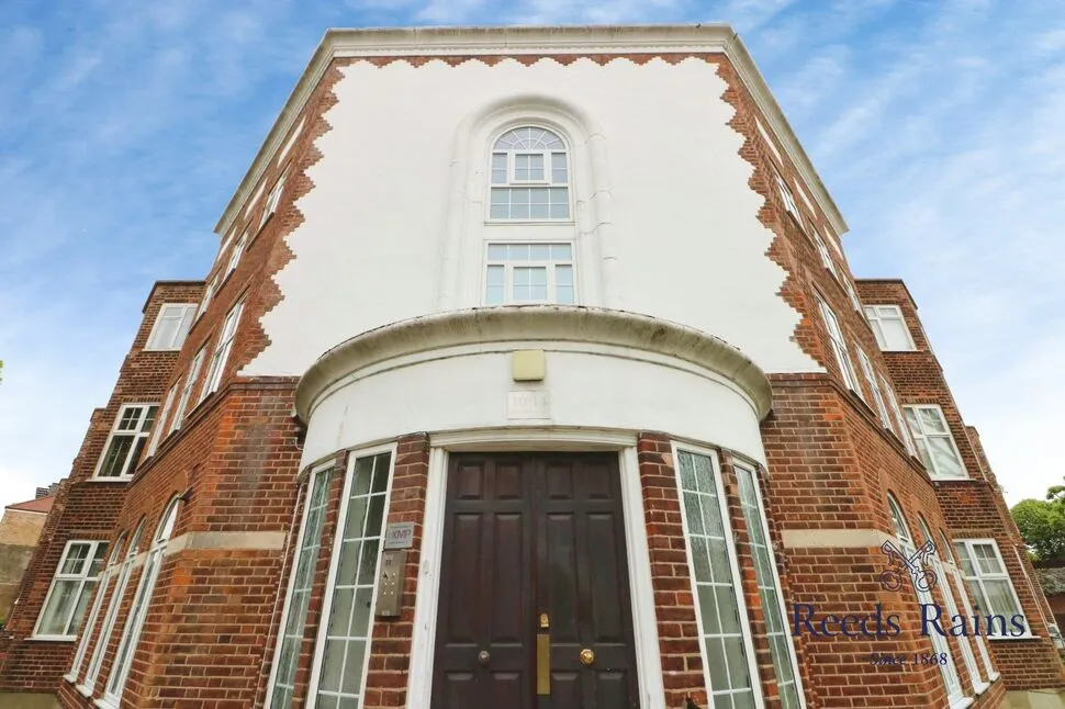 Regents Park Road, London, N3, photo 5