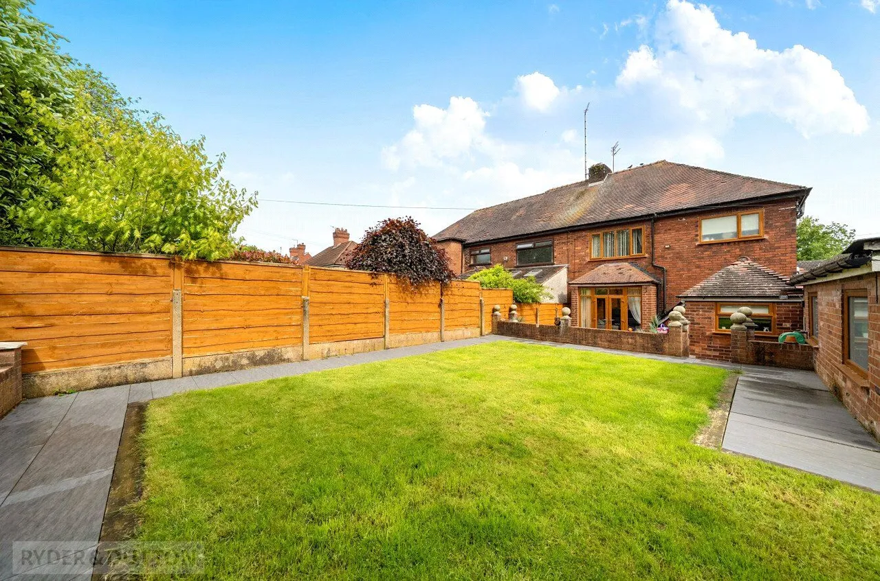 3 bed house for sale, Rochdale Road, Middleton, M24