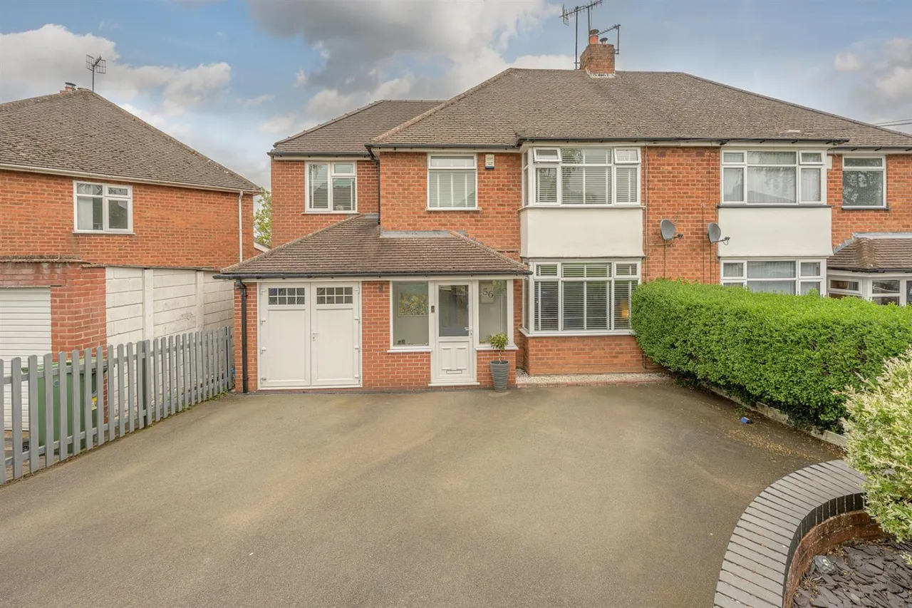 4 bed house for sale — Kingsley Road, Kingswinford, DY6 9RX