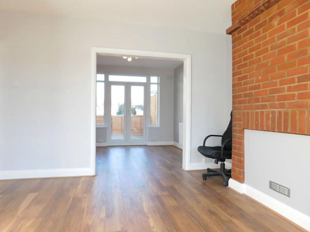 Ferrymead Gardens, GREENFORD, Middlesex, UB6 9NJ, photo 2