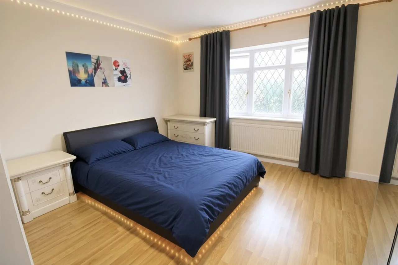 The Crescent, Egham, photo 2