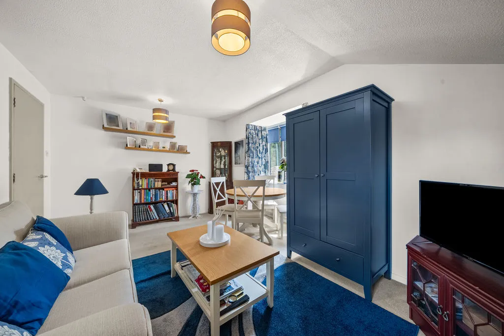 West End Lane, Esher KT10 8NE, photo 2
