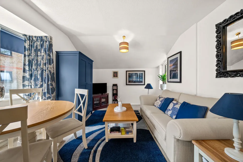 1 bed flat for sale — West End Lane, Esher KT10 8NE