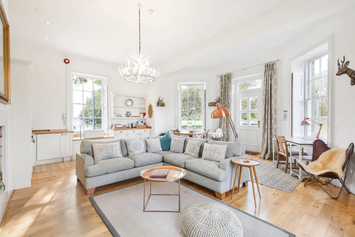 2 bed flat to rent, Hampton Court Road, KT8