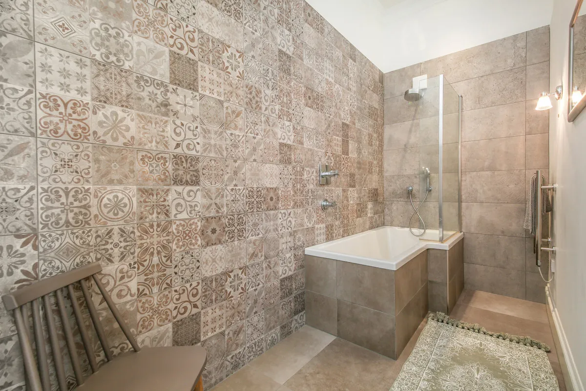 Hampton Court Road, KT8, photo 5