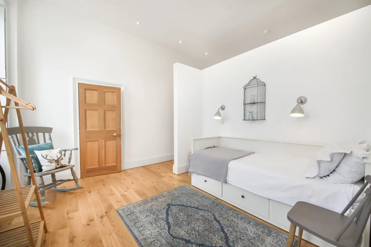Hampton Court Road, KT8, photo 4