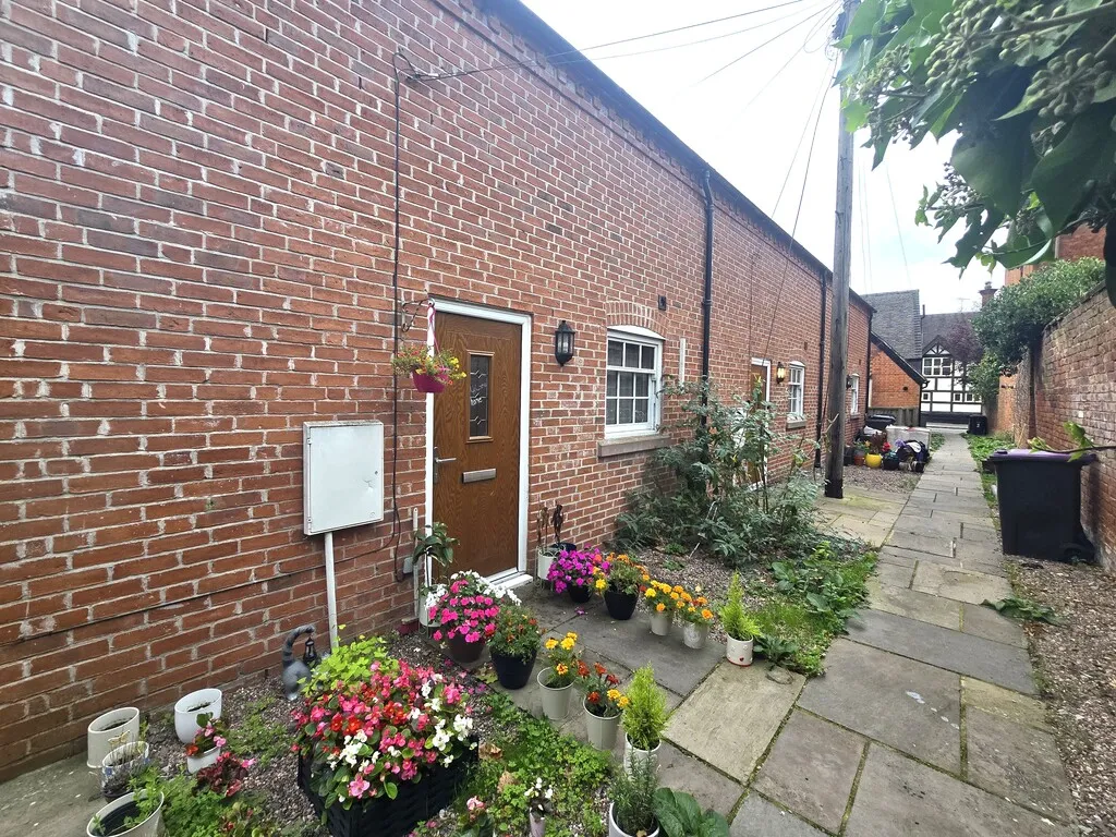 2 bed house to rent, Shropshire Street, Market Drayton
