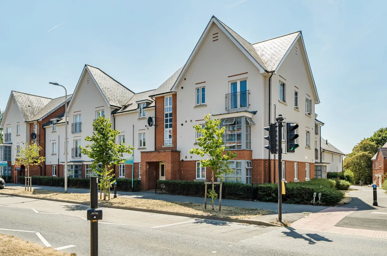 2 bed flat for sale — William Heelas Way, Wokingham, Berkshire, RG40 1GS