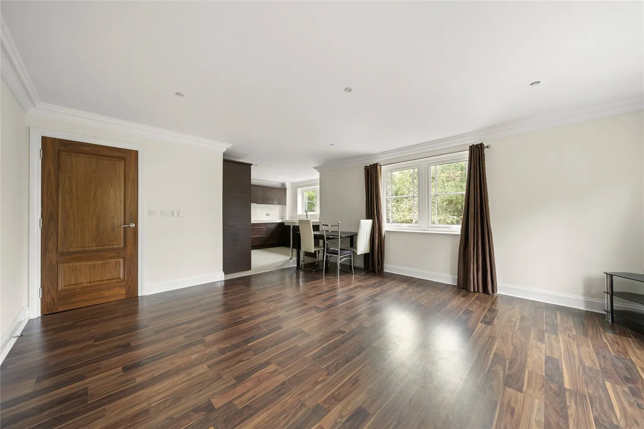 Portsmouth Road, Esher, KT10, photo 3