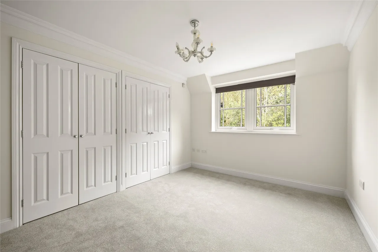 Portsmouth Road, Esher, KT10, photo 6