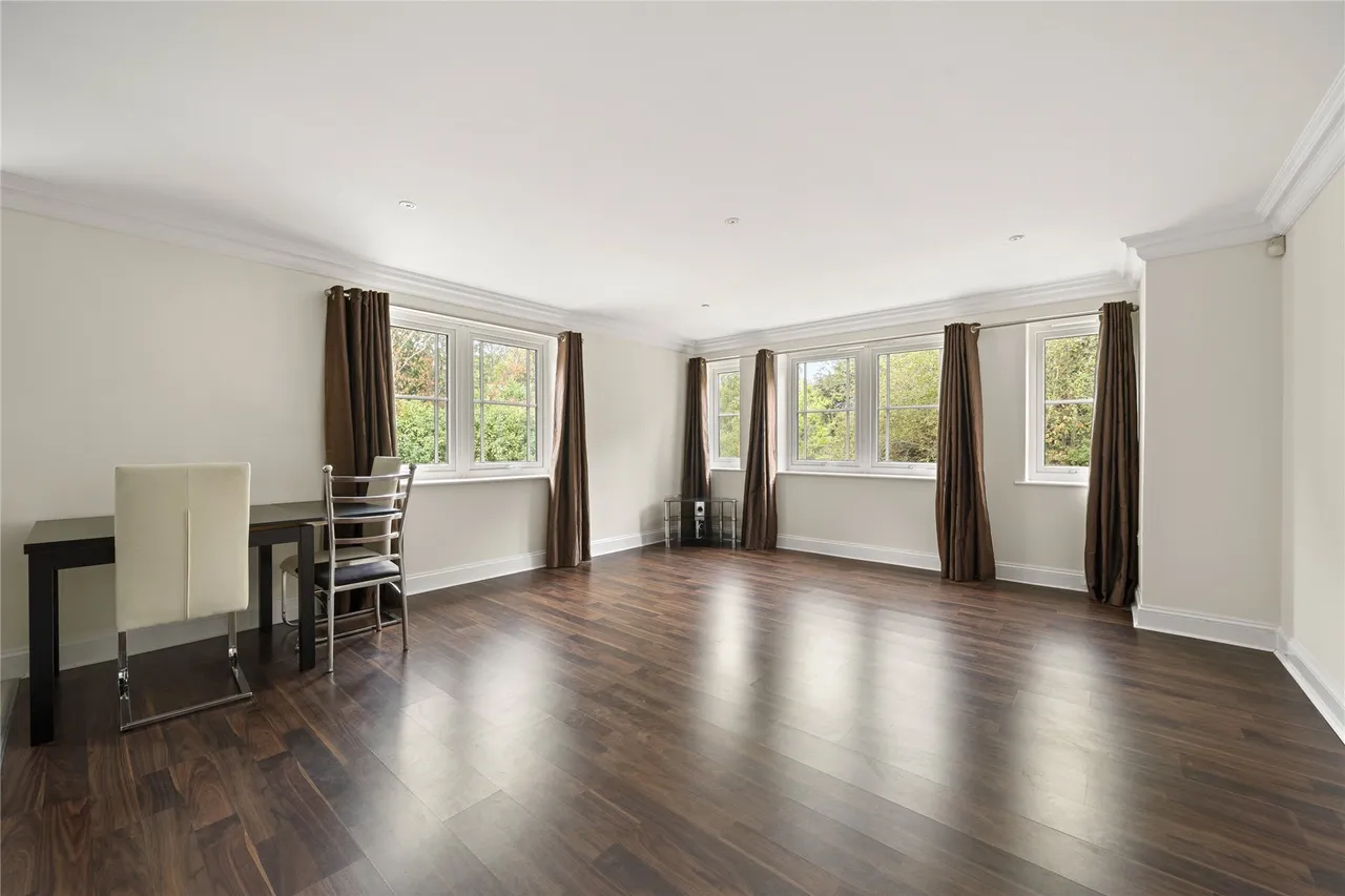 Portsmouth Road, Esher, KT10, photo 2