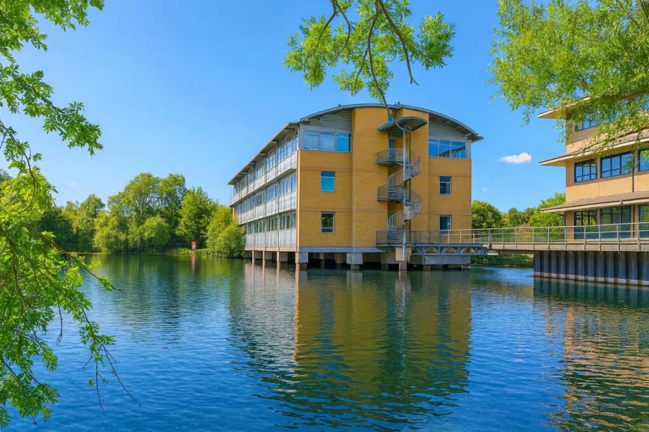 Lakeside Close, Staines-upon-Thames, photo 5