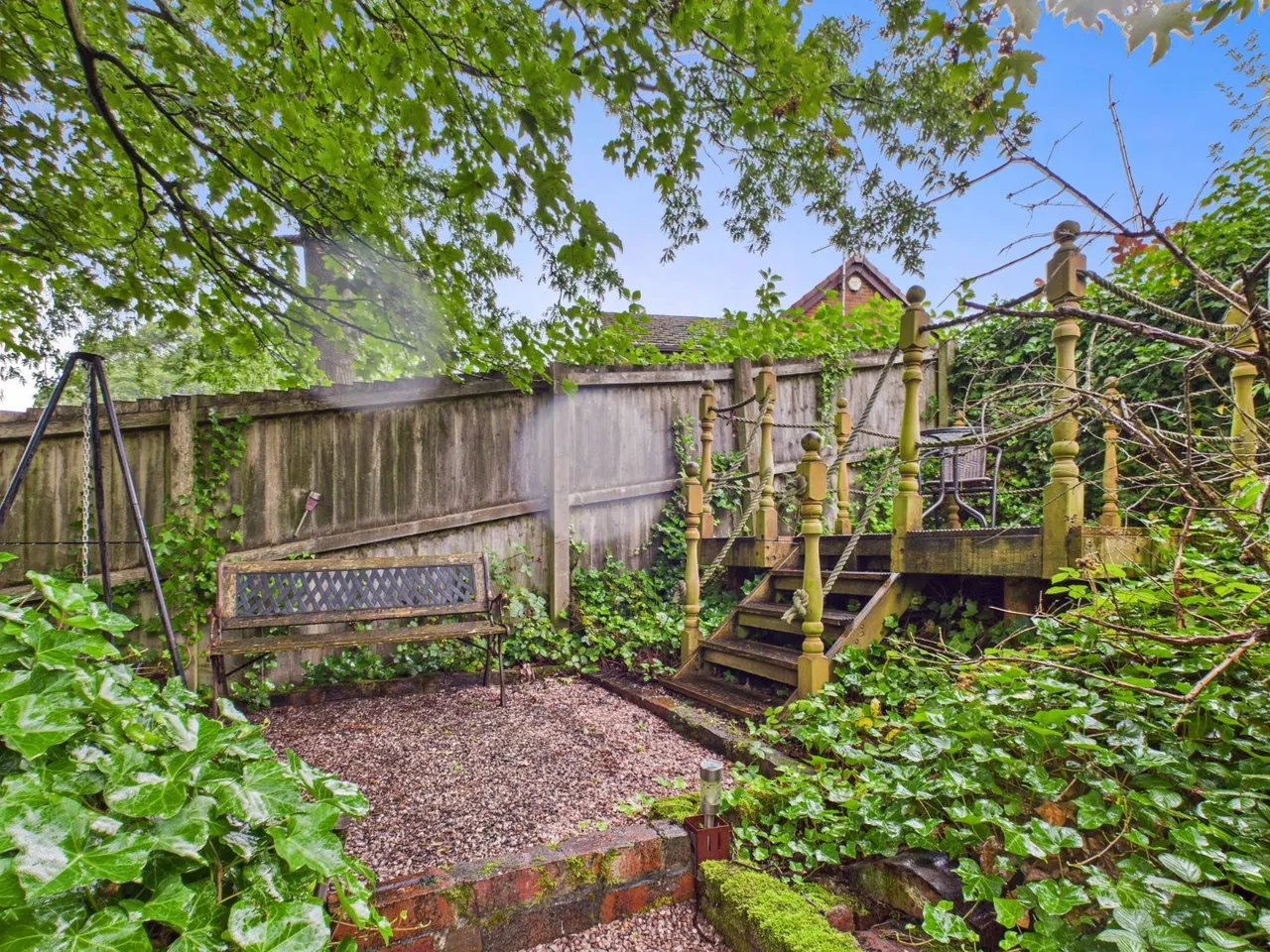 Firethorn Drive, Godley, SK14, photo 20