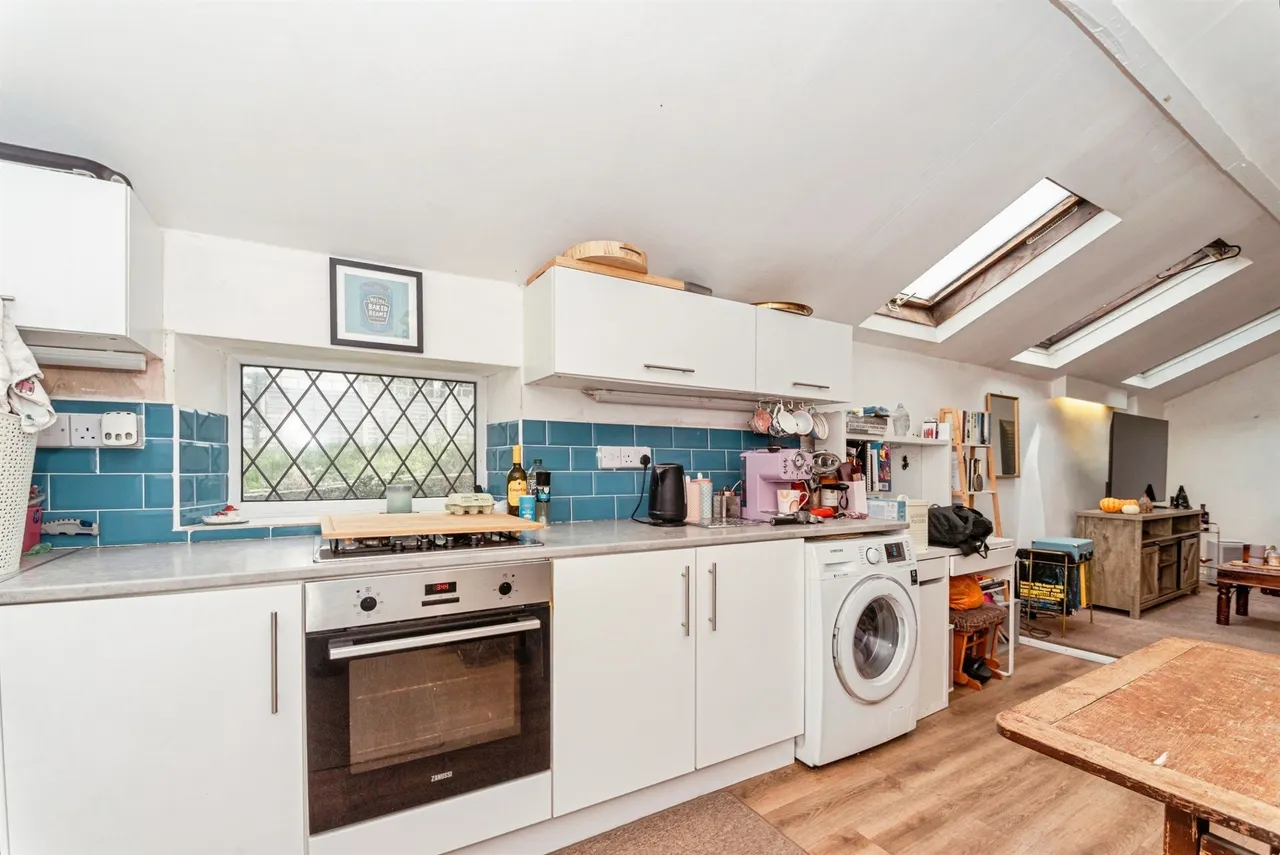 London Road, Calne, SN11, photo 15