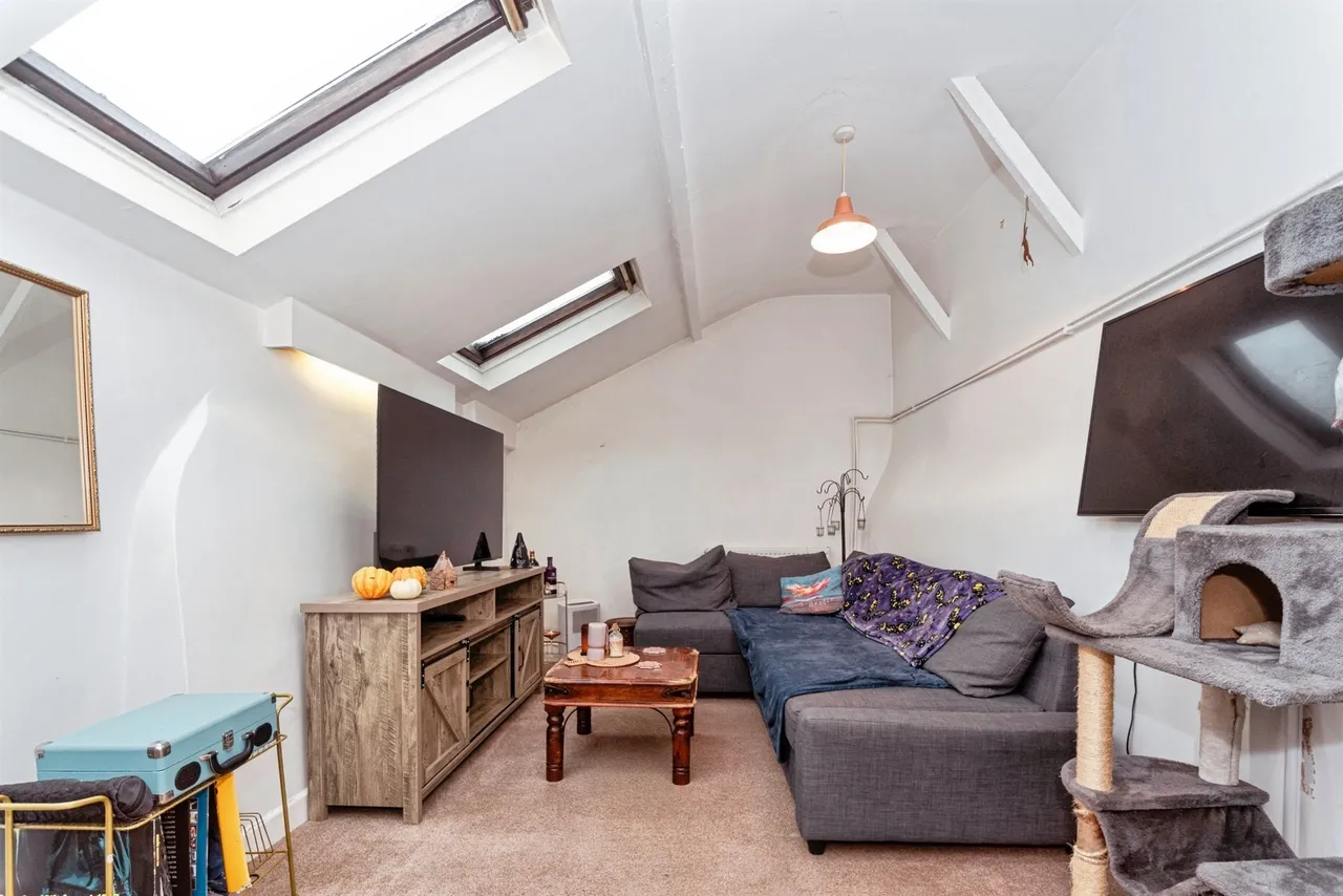London Road, Calne, SN11, photo 16