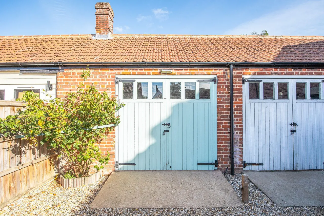 Impeccably Presented Three Bedroom Fa, photo 17
