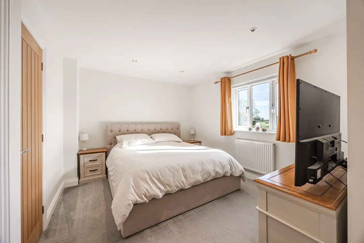 Impeccably Presented Three Bedroom Fa, photo 8
