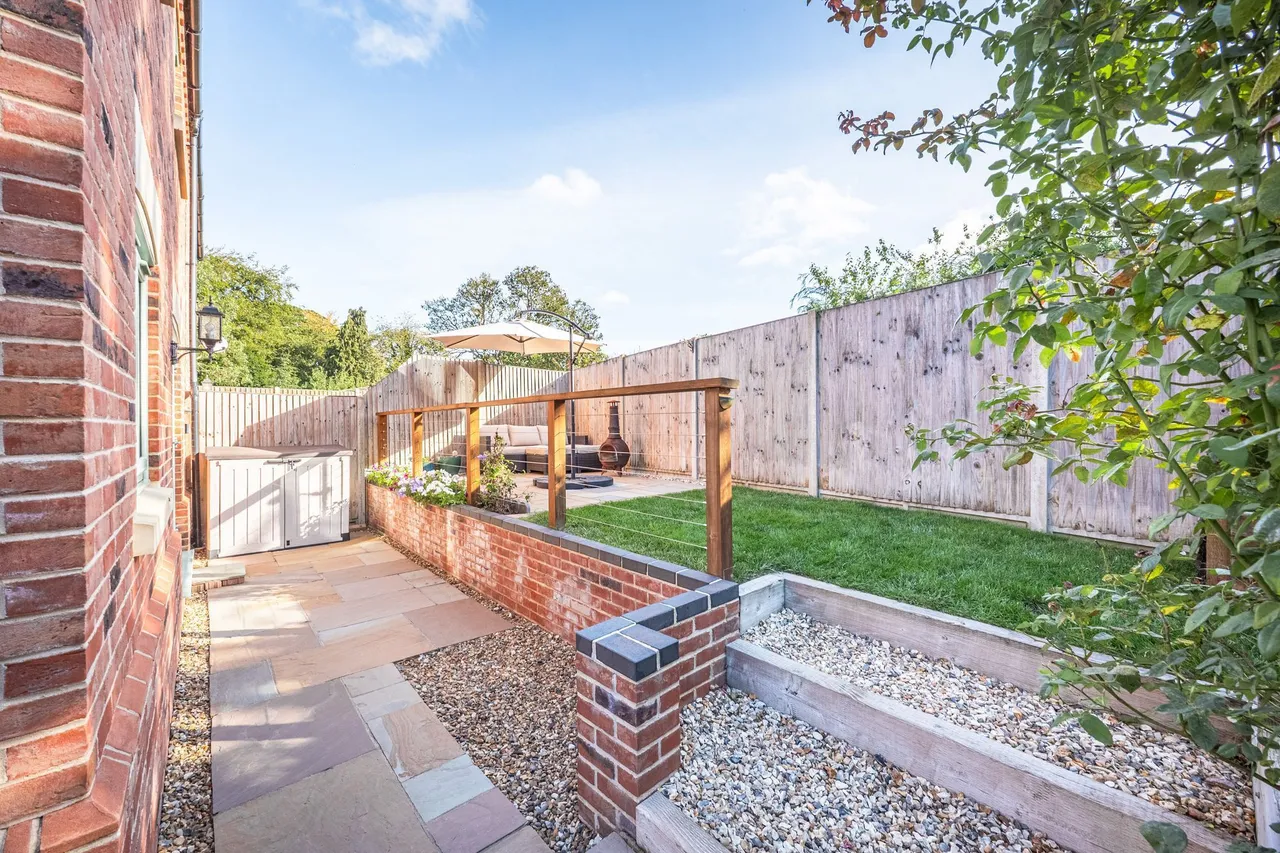 Impeccably Presented Three Bedroom Fa, photo 14