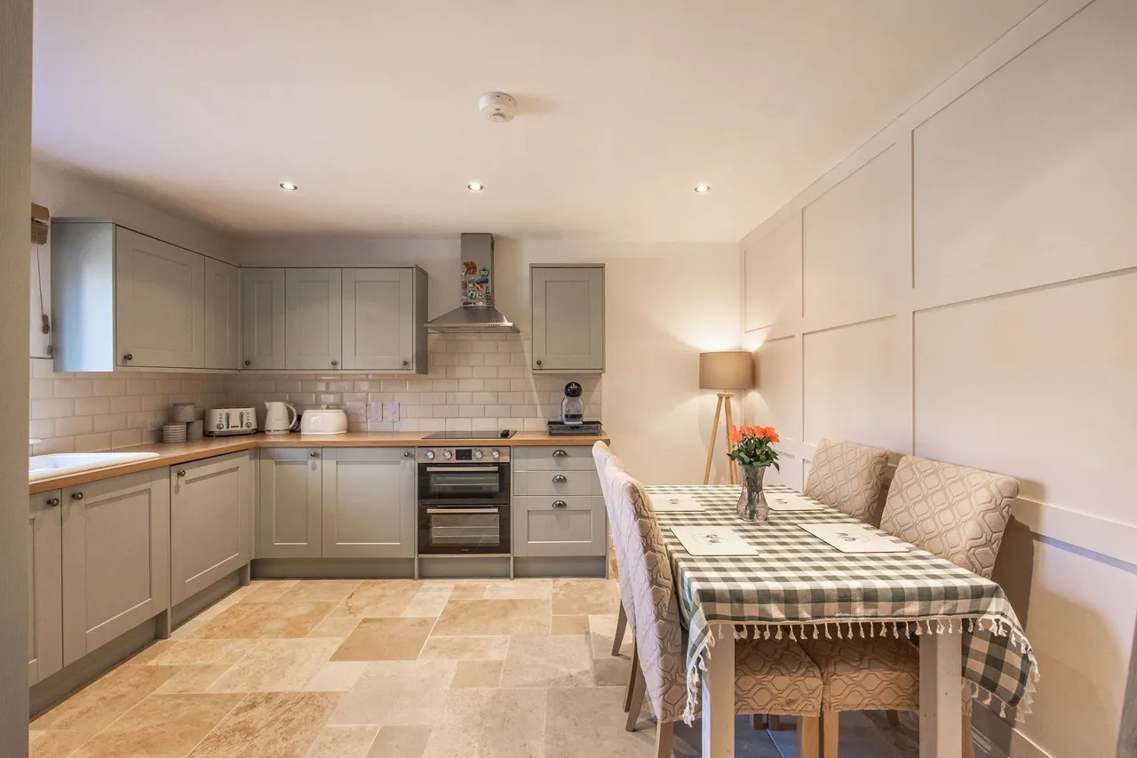 Impeccably Presented Three Bedroom Fa, photo 2