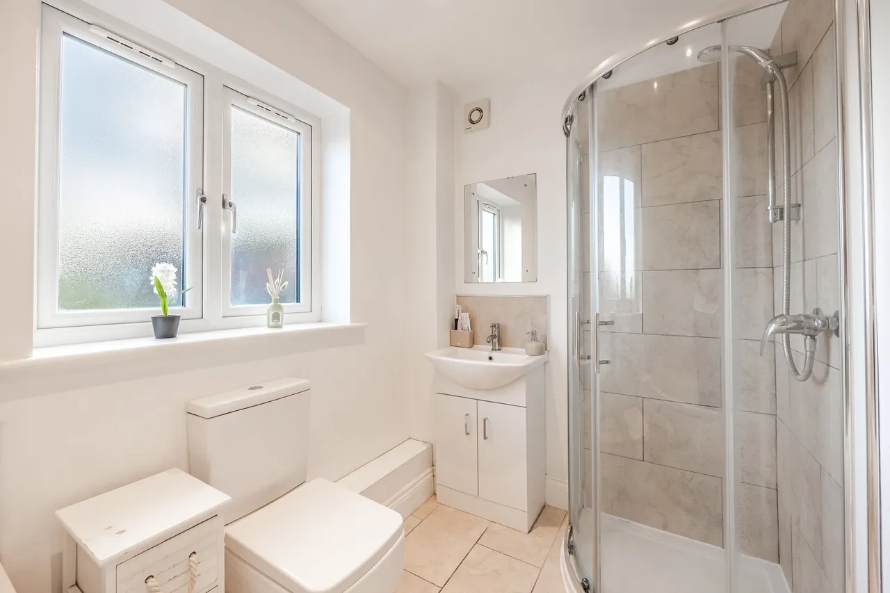 Impeccably Presented Three Bedroom Fa, photo 11
