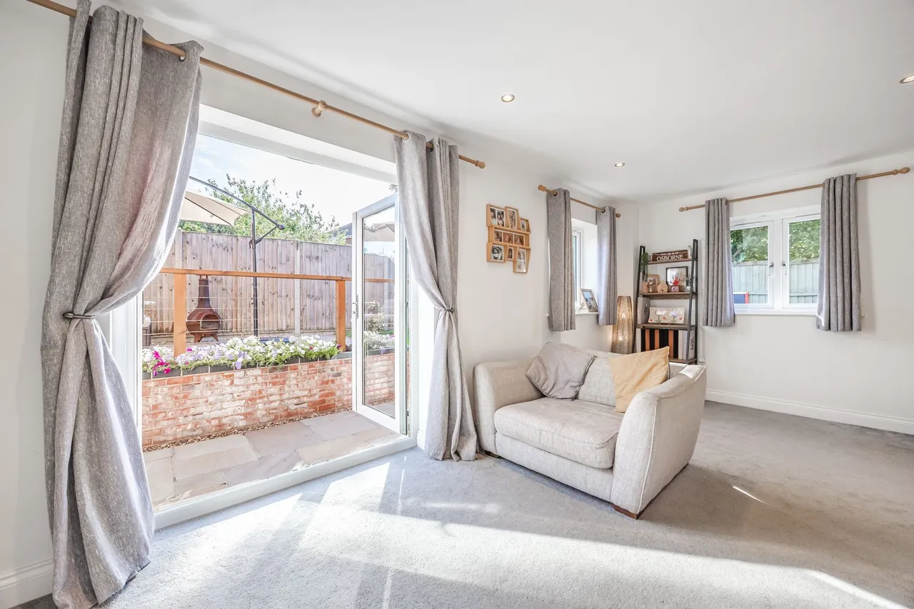 Impeccably Presented Three Bedroom Fa, photo 3