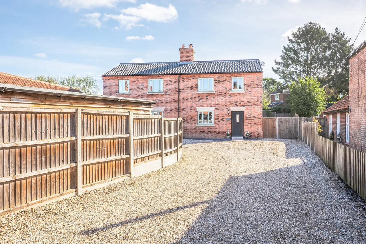 Impeccably Presented Three Bedroom Fa, photo 18
