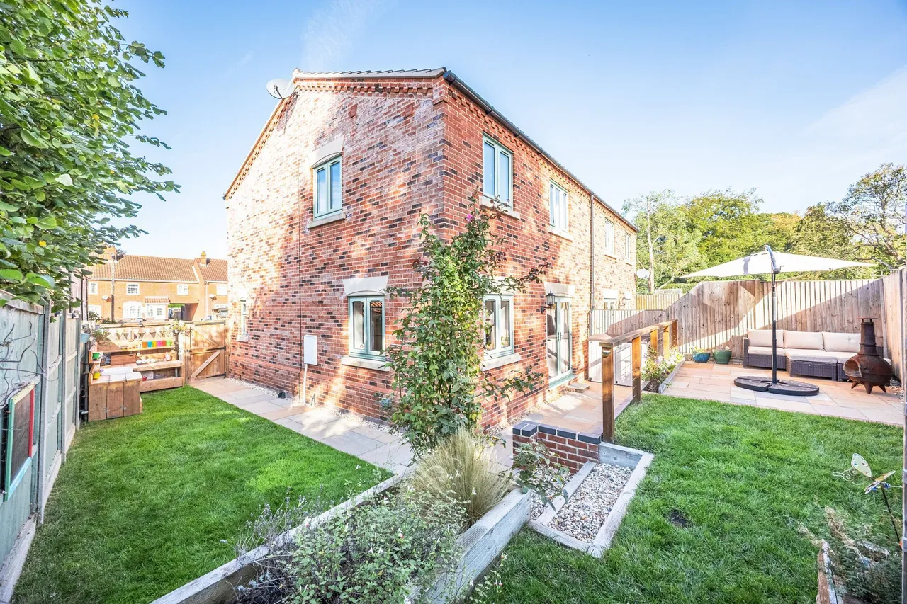 Impeccably Presented Three Bedroom Fa, photo 13