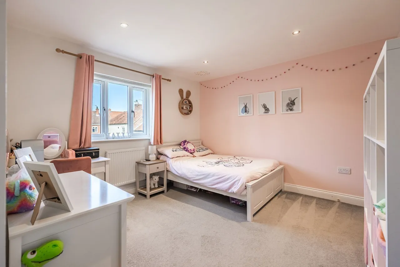 Impeccably Presented Three Bedroom Fa, photo 9