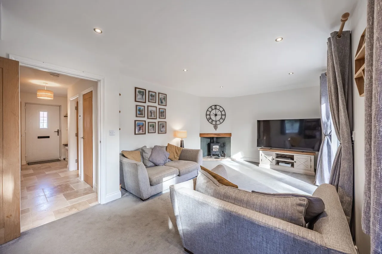 Impeccably Presented Three Bedroom Fa, photo 5