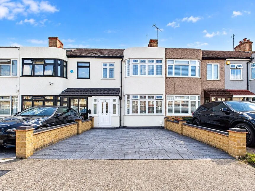 3 bed house for sale — Crow Lane, Romford, RM7