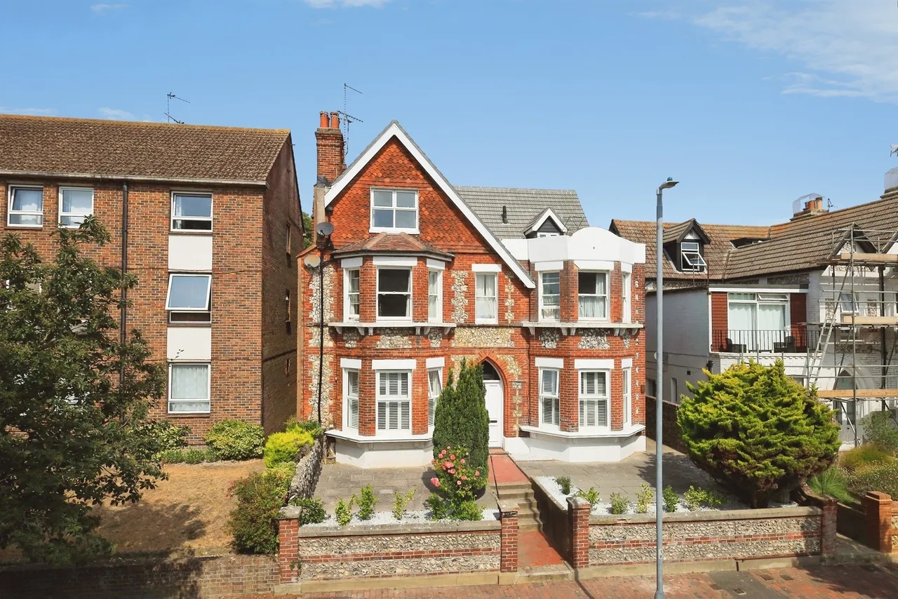 3 bed flat for sale — Enys Road, Eastbourne